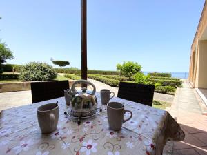 stół z czajnikiem i kubkami w obiekcie Casa Michelino w mieście Parghelia