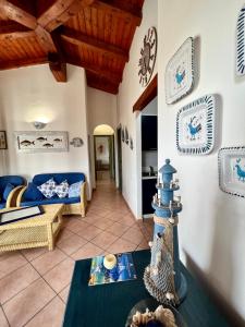 un soggiorno con un divano e un tavolo di Villa Antonella a San Teodoro
