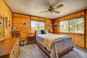een slaapkamer met een bed en een plafondventilator bij 4 Mi to Rocky Moutain Natl Park Grand Lake Home! in Grand Lake
