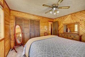 een slaapkamer met een bed en een plafondventilator bij 4 Mi to Rocky Moutain Natl Park Grand Lake Home! in Grand Lake +30 foto's