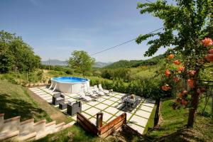 Výhled na bazén z ubytování Casa vacanze San Vittorino nebo okolí