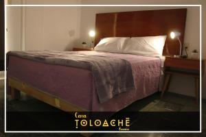 pokój hotelowy z łóżkiem z drewnianym zagłówkiem w obiekcie CASA TOLOACHE w mieście Oaxaca