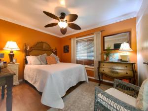 - une chambre avec un lit et un ventilateur de plafond dans l'établissement Coastal Hideaway, à Carlsbad