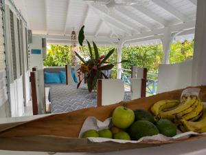 uma taça de fruta numa mesa num quarto em Caribbean Villa Los Lobos Ballenas Beach em Las Terrenas