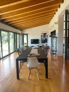 uma sala de jantar com uma mesa preta e cadeiras em Ece Golden Villa Amazing 4 bedroom vila with pool em Alella