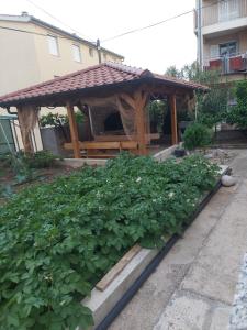 Vonkajšia záhrada v ubytovaní Apartments "Jope i Toni"