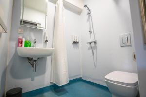 ein Bad mit einem Waschbecken, einem WC und einer Dusche in der Unterkunft Apartment Chinatown 302 in Newcastle upon Tyne