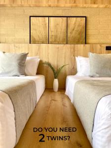 two beds sitting next to each other in a room at beminimal parques in Medellín