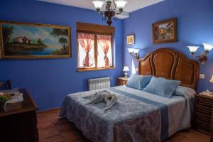 サンティリャーナ・デル・マルにあるLa torreviaのベッドルーム1室(青い壁のベッド1台付)