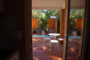 Balcony o terrace sa Villa Chaleemar