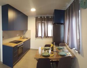 Kuchyňa alebo kuchynka v ubytovaní NiMaRo apartman, Okrug Gornji