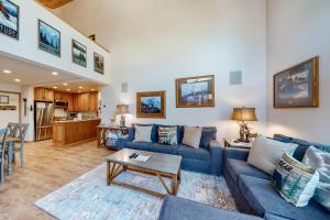 un soggiorno con divano blu e tavolo di Summit 70 a Mammoth Lakes