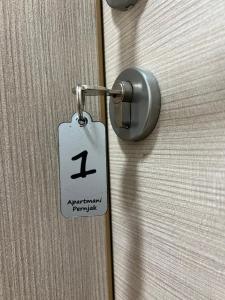 una etiqueta en una puerta con una etiqueta en ella en Apartmani Pernjak en Mandre