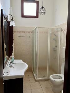 bagno con doccia, lavandino e servizi igienici di Il Frantoio a Depressa