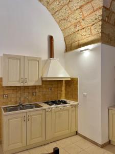una cucina con lavandino e piano cottura di Il Frantoio a Depressa