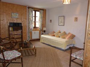 ein Schlafzimmer mit einem Bett und zwei Stühlen darin in der Unterkunft Le Castel Blanc in Châtelblanc