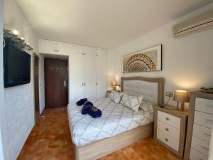 ラ・マンガ・デル・マール・メノールにあるDuplex En La Mangaのベッドルーム1室(ベッド1台、バッグ2つ付)