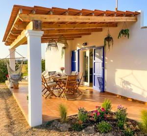 een houten terras met een tafel en stoelen op een huis bij CA NA CATALINA DEN ANDREU in Sant Francesc Xavier