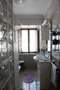 サンティリャーナ・デル・マルにあるLa torrevia2のバスルーム(洗面台、窓付きシャワー付)