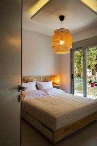 una camera con un letto e una grande finestra di ELEGANT BEACH HOUSE a Artemida