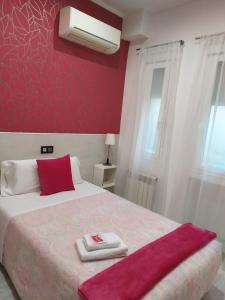 Łóżko lub łóżka w pokoju w obiekcie Hostal Inn Madrid