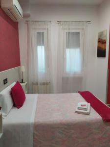 Łóżko lub łóżka w pokoju w obiekcie Hostal Inn Madrid