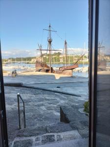 ein großes Schiff in einem Jachthafen mit Fenster in der Unterkunft Casa da Alfândega em Vila do Conde in Vila do Conde