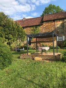 a picnic shelter in the yard of a house at Gîte Le Meynet in Saint-Cyprien