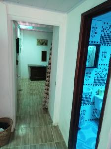 - un couloir avec une porte menant à une chambre dans l'établissement APARTA-Refugio El Retiro Verde, à Leticia