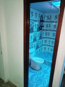 łazienka z toaletą w pokoju w obiekcie APARTA-Refugio El Retiro Verde w mieście Leticia