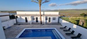 Bazén v ubytování Apartamentos La Playa nebo v jeho okolí