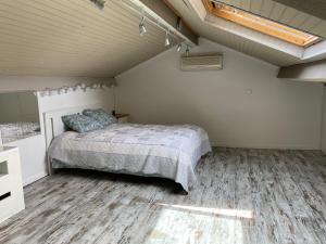 Zdjęcie z galerii obiektu Très grand appartement dans villa à 15 minutes de nice w mieście Colomars