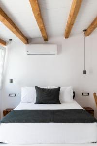 Posteľ alebo postele v izbe v ubytovaní Ryous Mykonos