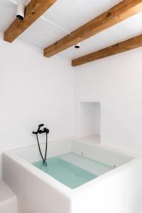 Ryous Mykonos tesisinde bir banyo