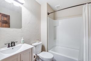 Bathroom sa Riverfront Retreat at Lavender Lake