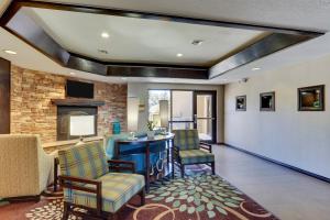 uma sala de estar com uma mesa e cadeiras e uma lareira em Staybridge Suites San Angelo, an IHG Hotel em San Angelo