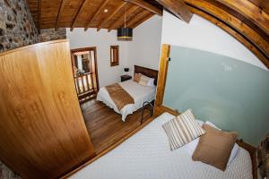 una vista dall'alto di una camera da letto con un letto di Apimonte O Cantinho da Maria - PN Montesinho a Bragança