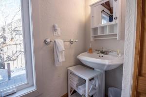 Ένα μπάνιο στο Woodside 2 Bedroom Private Home by Park City Vacations +5 φωτογραφίες