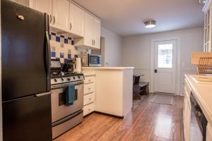 Η κουζίνα ή μικρή κουζίνα στο Woodside 2 Bedroom Private Home by Park City Vacations