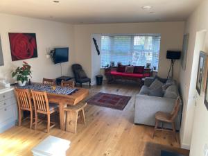 uma sala de estar com uma mesa e um sofá em Coach house Harrogate em Harrogate