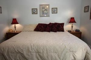 1 dormitorio con 1 cama grande y 2 lámparas en Sugar Beach 355 condo, en Gulf Shores