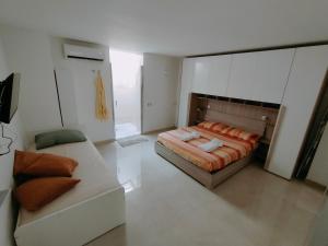 A bed or beds in a room at Perla delle Maldive
