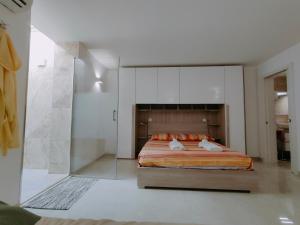 A bed or beds in a room at Perla delle Maldive