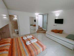 A bed or beds in a room at Perla delle Maldive