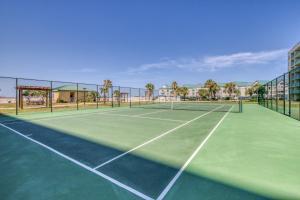 una imagen de una pista de tenis en Plantation West #1147, en Gulf Highlands