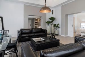 Uma área de estar em La Mision Hotel Boutique