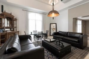 Uma área de estar em La Mision Hotel Boutique