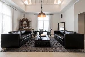 Uma área de estar em La Mision Hotel Boutique