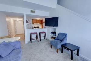 een woonkamer met een bank en stoelen en een keuken bij Sugar Beach 323 condo in Gulf Shores