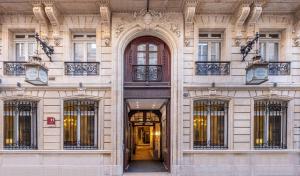 uma fachada de um edifício com uma porta em Best Western Grand Hotel Francais em Bordeaux